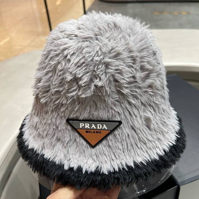 Prada普拉达 新款羊羔毛绒渔夫帽 可折叠遮阳又好搭配 出街旅行单品